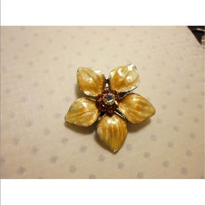 Floral brooch